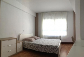 Habitación indepediente con baño y cocina compartidos